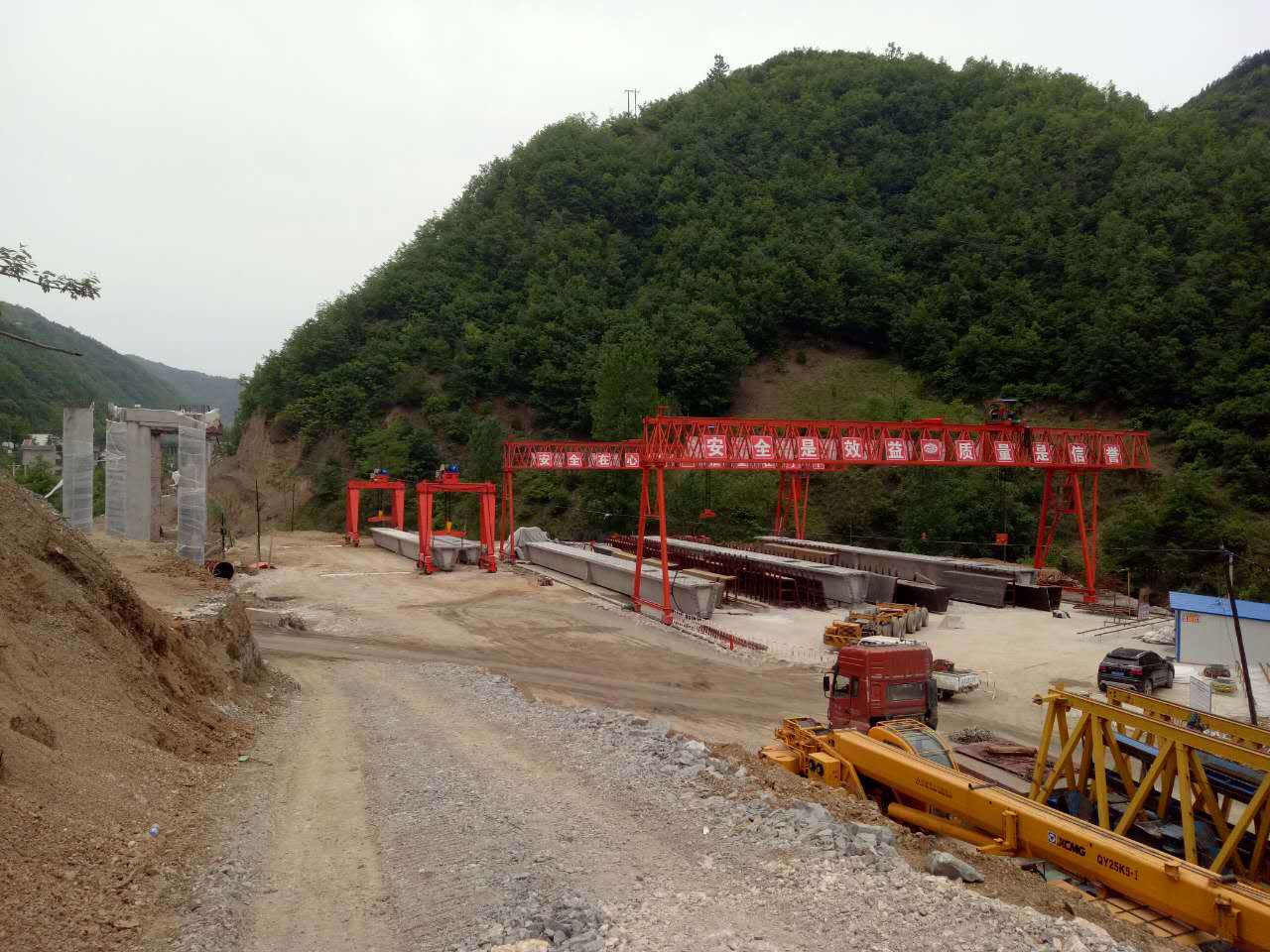 100T，跨度45M，升高15M門式起重機100T，跨度35M，升高15M、9M、8M皆有