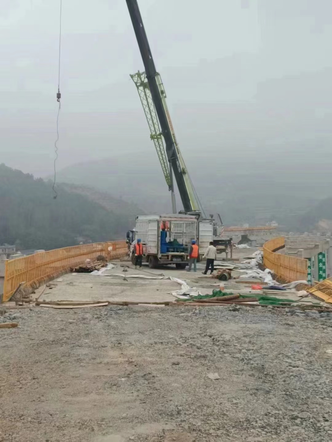 云南交投總承建，會(huì)澤到巧家高速公路一標(biāo)，40/200自平衡架橋機(jī)，在匝道開始拼裝，匝道總寬度8米