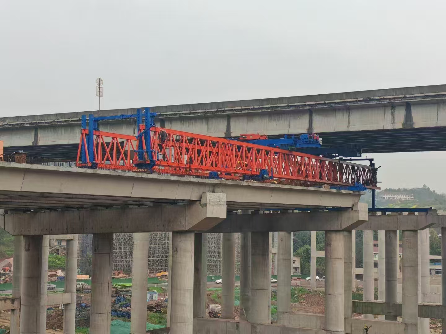 四川宜賓，四川路航元水互通項目新東方起重機(jī)集團(tuán)40/200自平衡架橋機(jī)限高5.5米安裝調(diào)試完成